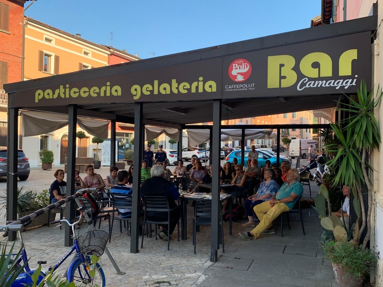 La terrazza del Bar Camaggi durante un aperitivo in piazza