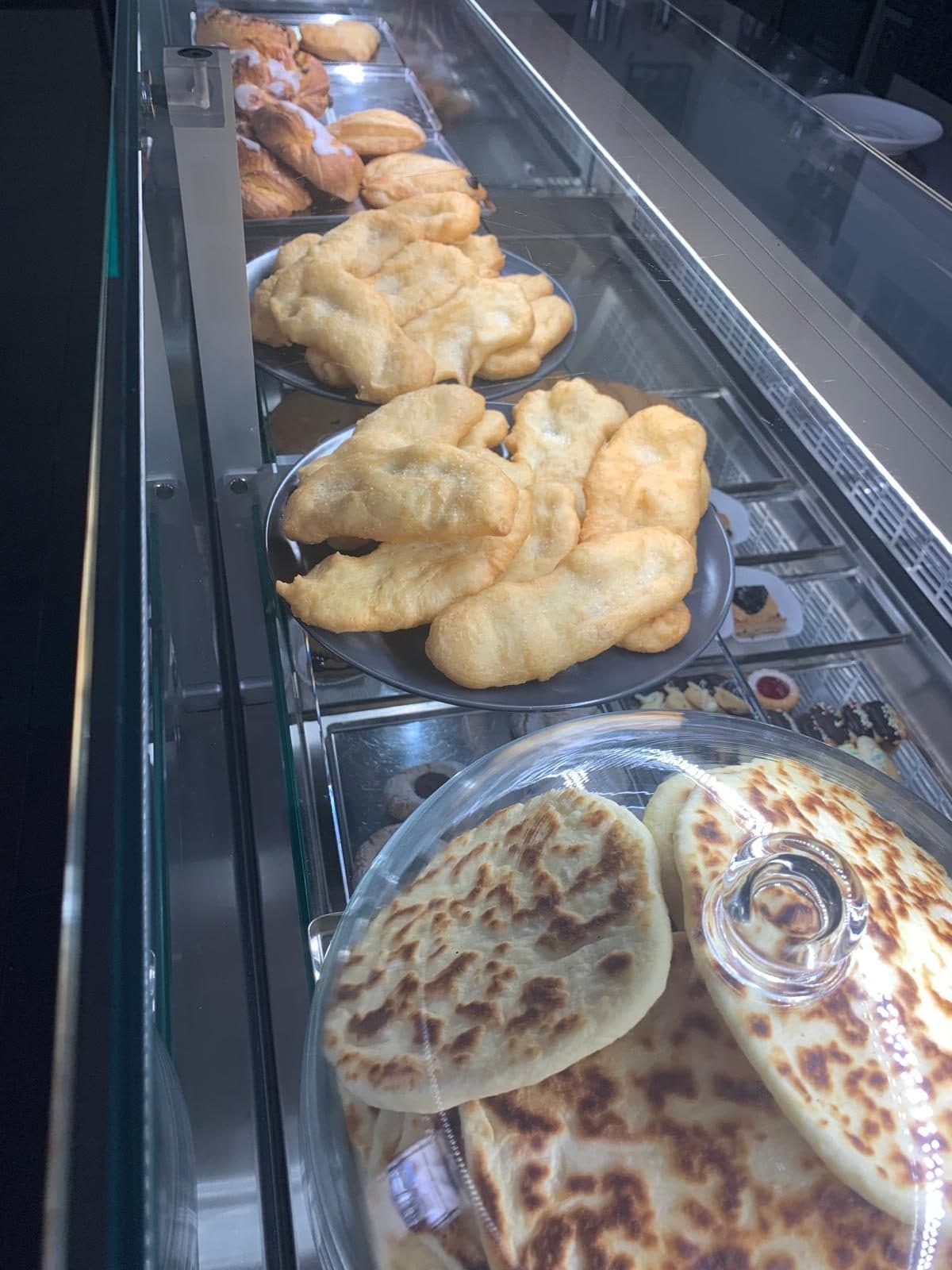 La vetrina della pasticceria con ficattola, croissant e cookies